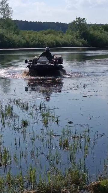 Квадроцикл Атлет плывет реально.