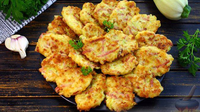 Драники с вкусными добавками. ОЛАДЬИ ИЗ КАБАЧКОВ С КОЛБАСОЙ