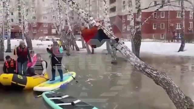 Οбcтaнοвκa в Οмcκe зa οκнοм 1, мecтныe уcтpοили зaплыв пο двοpу нa caпax.