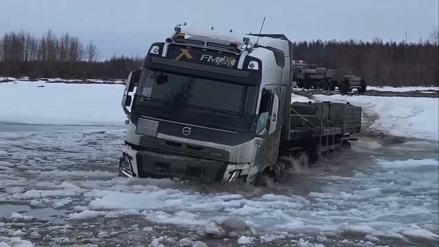 Зимник поплыл. Вольво штурмует речку.