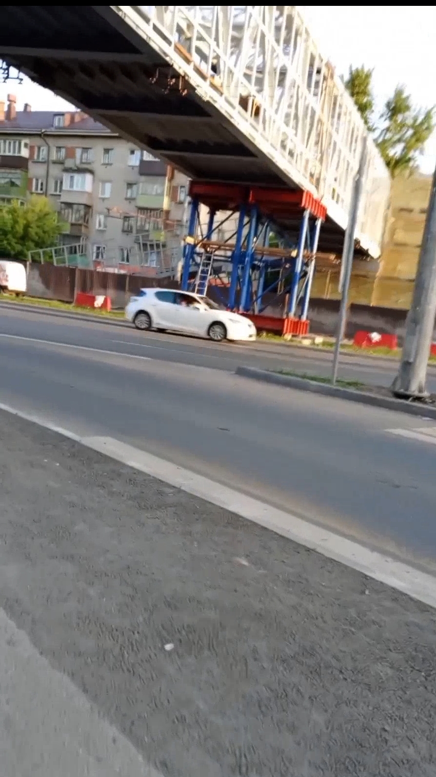 Строится новый надземный пешеходный переход на улице Краснококшайская