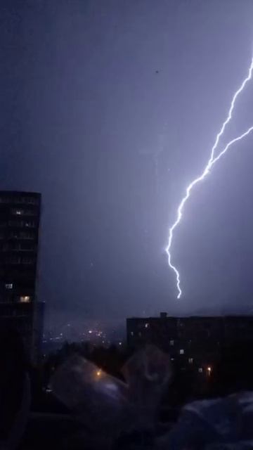 Все знают про наши туманы... но мало кто готов к владивостокским молниям! 🌫️→⚡