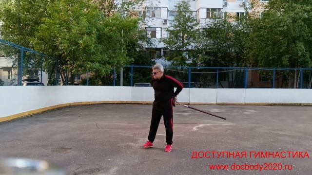 Разминка с двухсекционным шестом Лянцзегунь на спортплощадке (9)