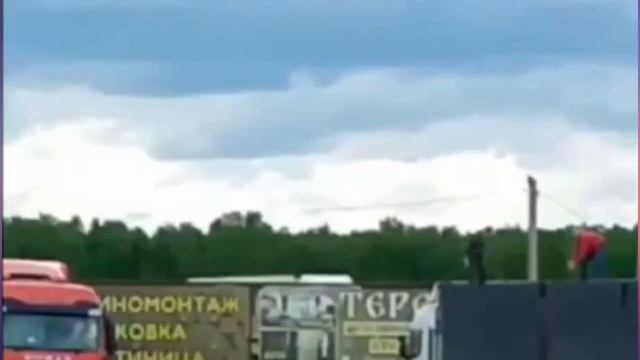 Мужчины голыми руками пытались помешать взлету дронов с фуры в Иркутской области