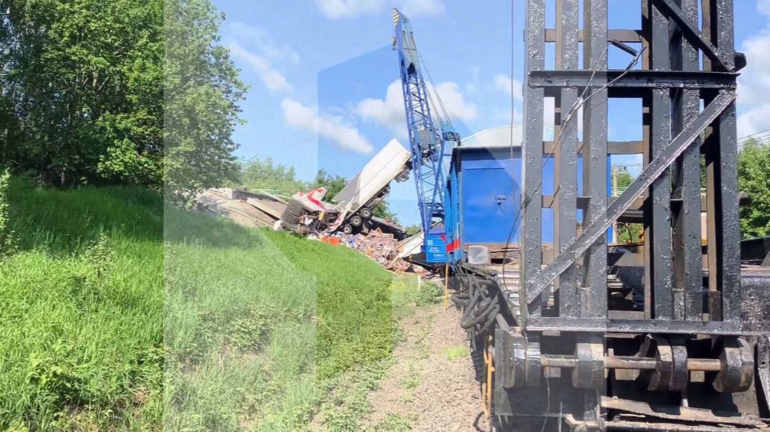 Фуру начали убирать с обрушившегося моста в Брянской области