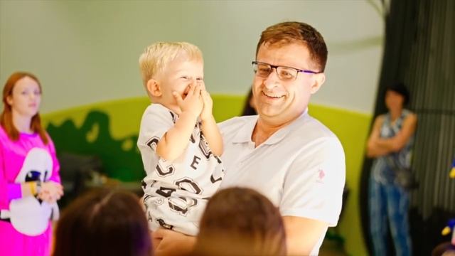 Рома и Диана Рома празднует свой 11-й день рождения с друзьями