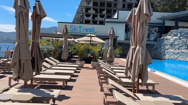 Ялта. Пляж Sky Beach, территория,  Sky Rest, ул.Дражинского,37. 22.05.2025. Крым. Crimea. Yalta.