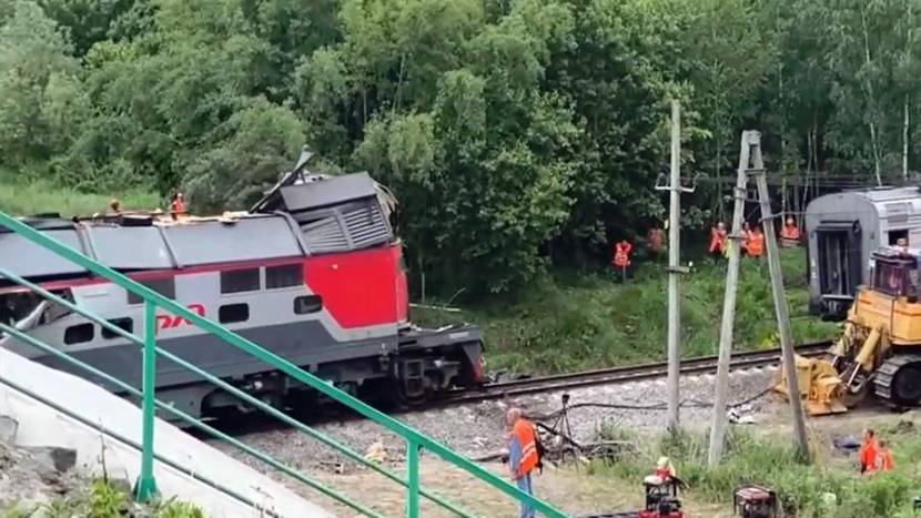 С места крушения поезда в Брянской области начали убирать вагоны