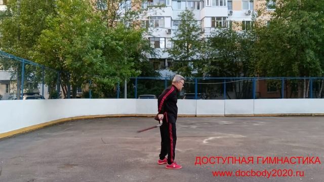 Разминка с двухсекционным шестом Лянцзегунь на спортплощадке (11)