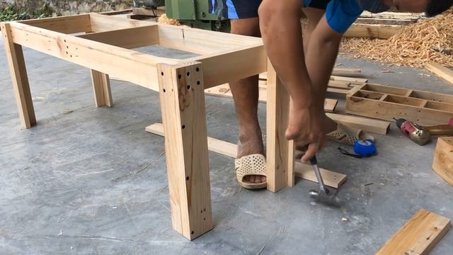 Amazing Woodworking Project From Pallet Wood //  How to build a planter bench - DIY