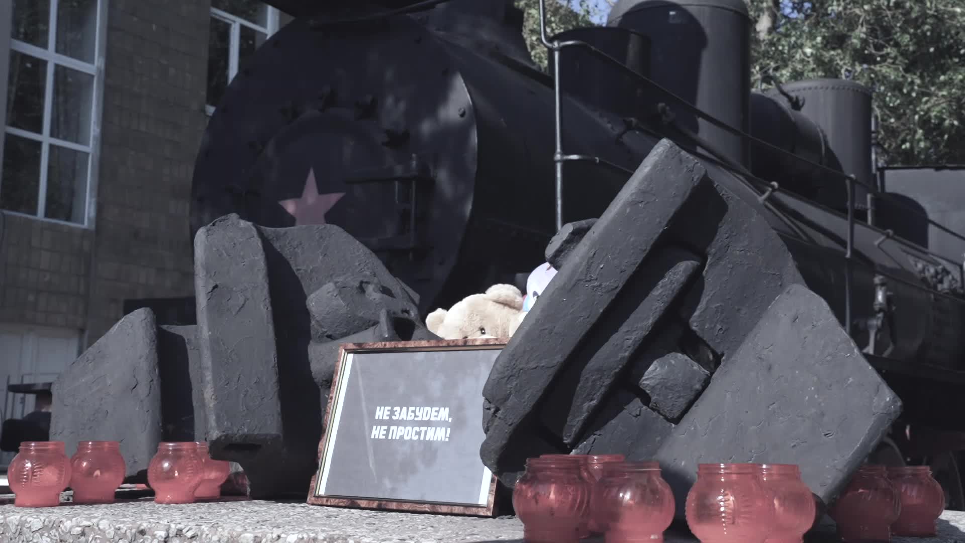 Возложение в память о погибших в Брянской области прошло у мемориала в Ясиноватой.