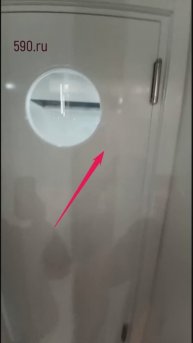 Дверь с круглым стеклом иллюминатором