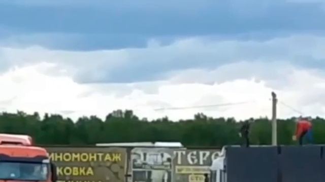 В сети появилось видео, как мужики пытались остановить дроны взлетающие с фуры !!!