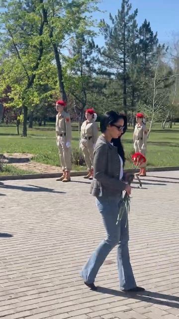 🌹В Донецке с утра возлагают цветы на Аллее ангелов