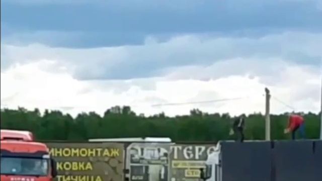 Жители Иркутской области попытались сорвать запуск вражеских дронов, забрасывая фуру камнями.mp3