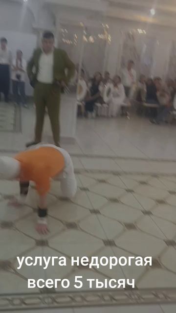 Меня зовут Дмитрий я занимаюсь спортивным видом танца Break Dance выступаю на корпоротивах, свадьбах