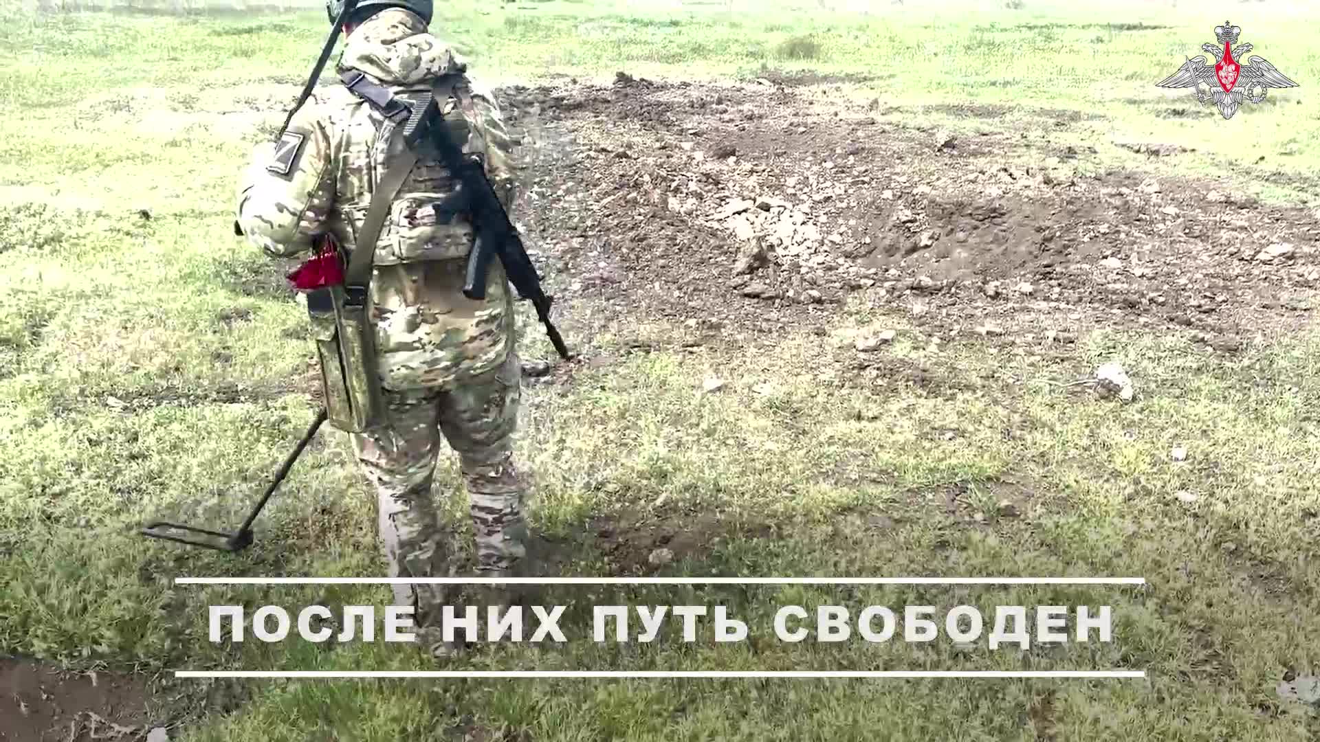 🧨 Специалисты по разминированию группировки «Днепр» расчищают пути для техники и штурмовых групп...
