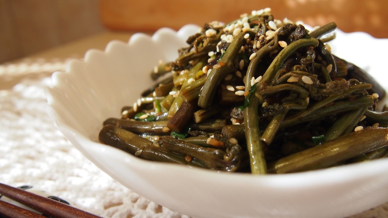 Традиционная корейская кухня: косари намуль поккым (고사리나물볶음) или закуска из папоротника