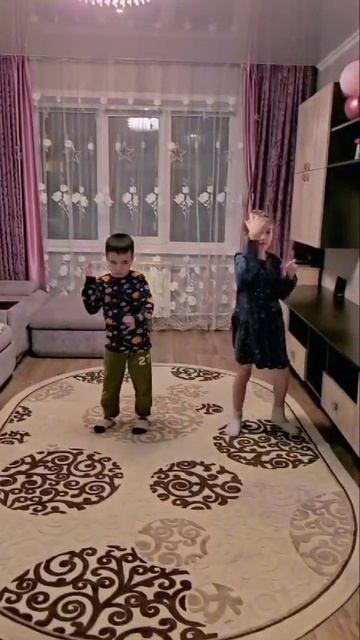 Пожалуйста подписываемся и смеёмся!😂