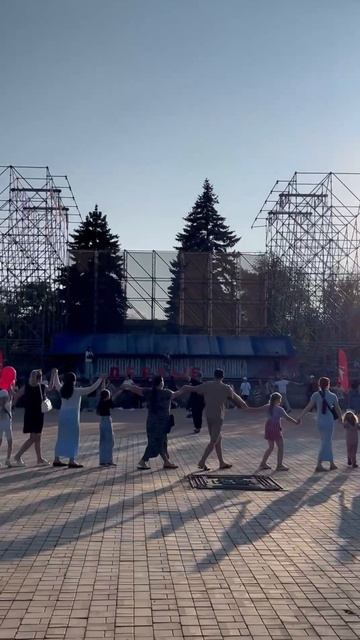 Огромный хоровод в парке Щербакова сегодня
