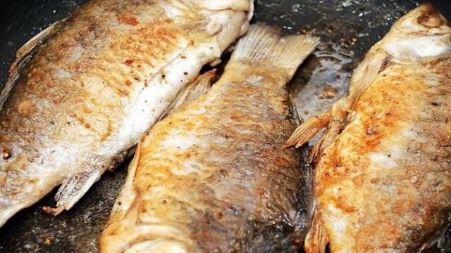 Карась в сметане на сковороде