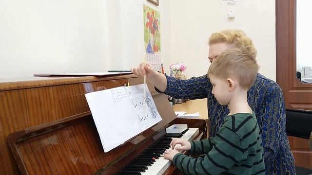 Разбор песенок "Комар" и "Жирафы" с Марком, 5 лет