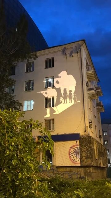 В городах России прошла акция «Тень защиты детей»

Проекции с военным, защищающим детей, появились в