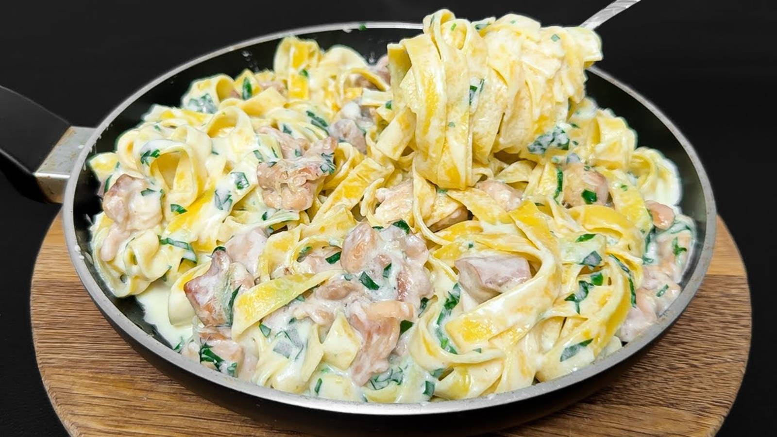 Вкуснейшая паста с курицей в сливочном соусе! Легкий рецепт ужина за 10 минут