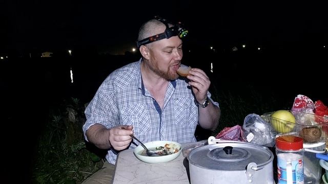 Хаваю уху на рыбалке. #рыбалка #уха
