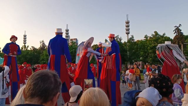 Танцы на ходулях.