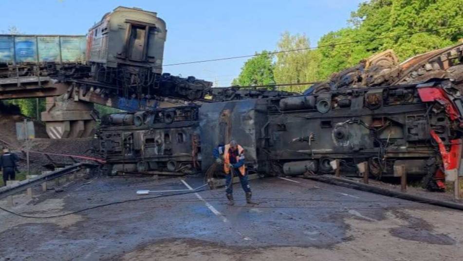 В РЖД назвали причину обрушения моста под грузовым поездом в Курской области