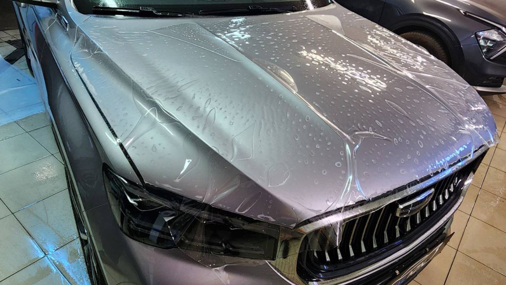 Geely Monjaro - забронировали прозрачной полиуретановой плёнкой капот, фары, часть крыши