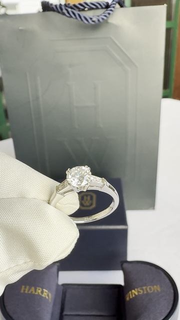 Помолвочное кольцо Harry Winston из белого золота