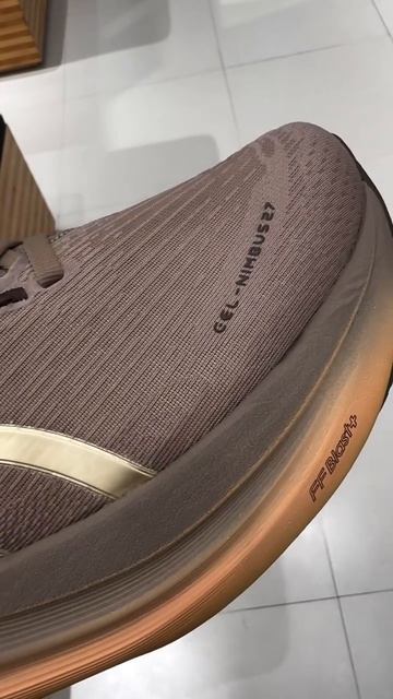 Спортивная модель Asics Gel-Nimbus 27 LUX