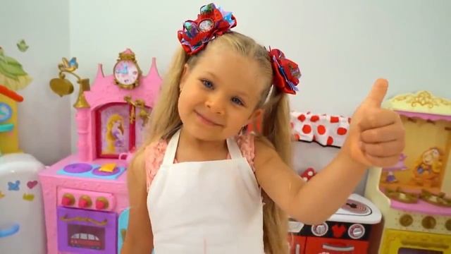 ДИАНА И РОМА - Диана делает фруктовое Мороженое для Ромы