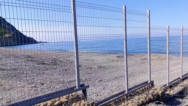 Металлическое ограждение на каменной основе и признаки самоуправства на пляже Сукко 1 июня 2025 года