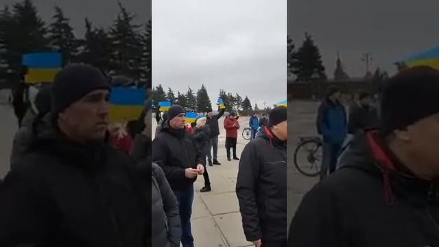 Оккупированный Купянск. Люди поют гимн Украины. Несмотря на предательство мэра