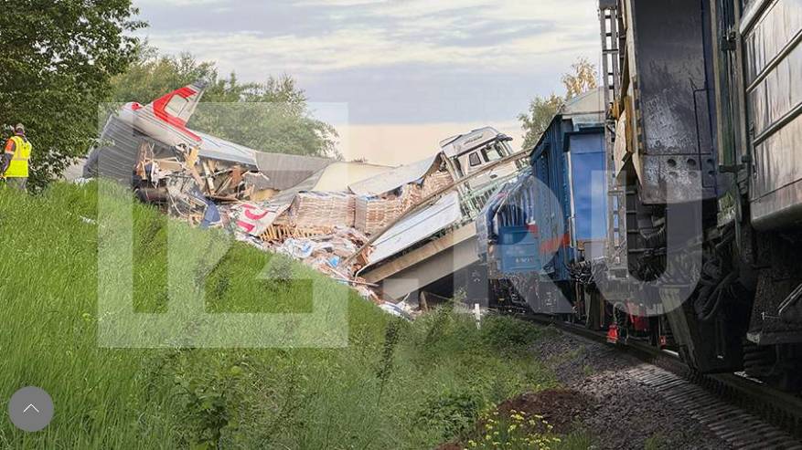 Автомобильный мост обрушился на пассажирский поезд в Брянской области. Что известно