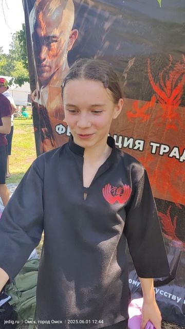 Шапку надевают или одевают? А кино то не об этом ...