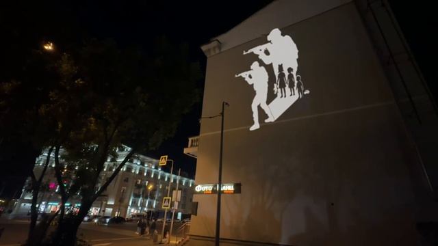 В городах России прошла акция «Тень защиты детей»

Проекции с военным, защищающим детей, появились в