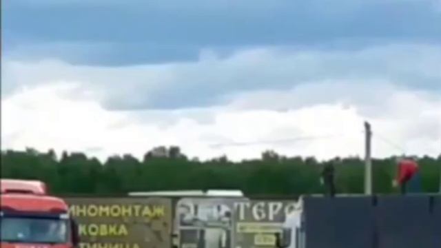 Группа случайных очевидцев (водителей) препятствуют вылету дронов с полуприцепа фуры