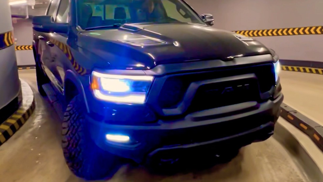 Как спустить RAM TRX на паркинг и не разбить его?) #ram #trx #ramtrx #ramtrxhellcat #ramclub #рэм