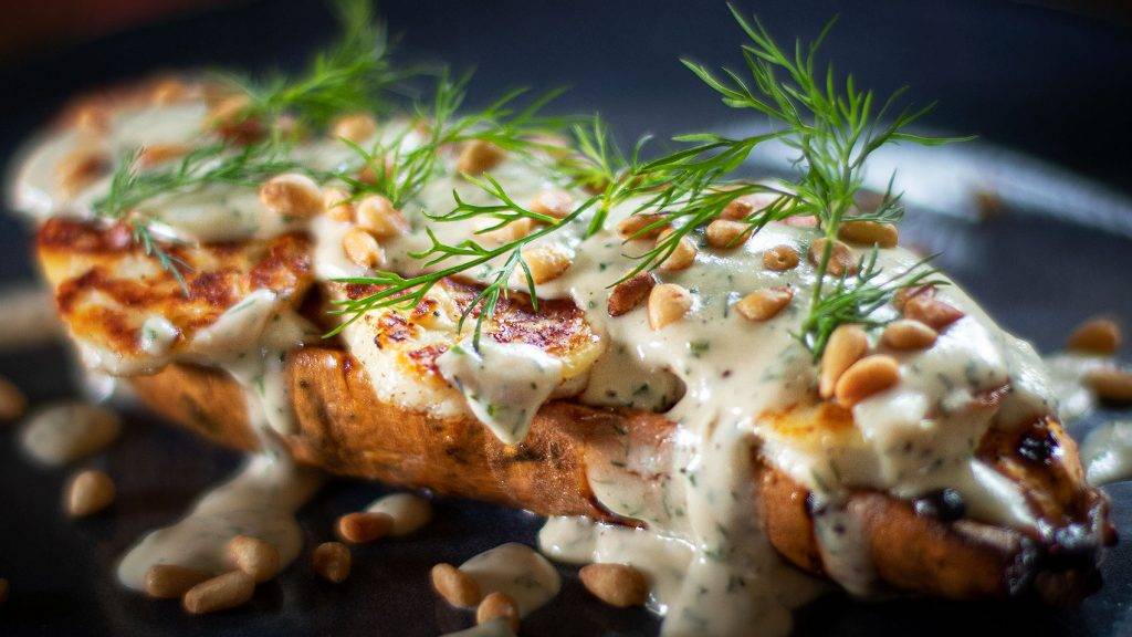Запеченный сладкий картофель