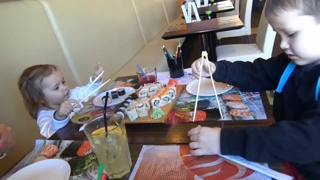 Мисс Кэйти и Мистер Макс (Miss Katy) Katy  in sushi restaurant