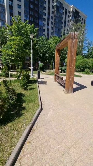 Сквер Флейта рядом с домом-флейтой в Зеленограде, хорошее место для отдыха местных жителей