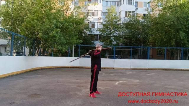 Разминка с двухсекционным шестом Лянцзегунь на спортплощадке (8)
