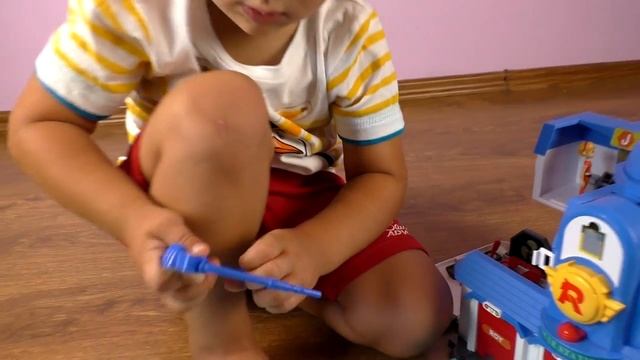 Рома и Диана Рома играет с новым игровым набором РОБОКАР ПОЛИ
