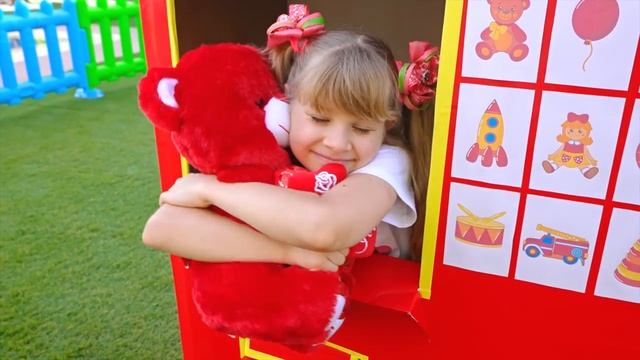 Диана и Рома украшают игрушечные домики
