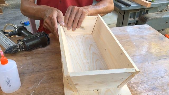 Cool Recycling Ideas // Simple and Versatile DIY Desks From Wood