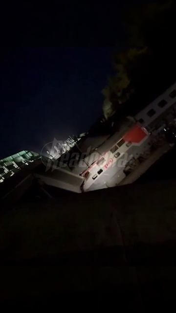 Кадры с места обрушения моста в Брянской области — в поезде находятся люди